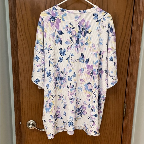 HEIMISH USA Women’s Size 2X Purple and Cream Floral Faux Button Shirt - Picture 7 of 10